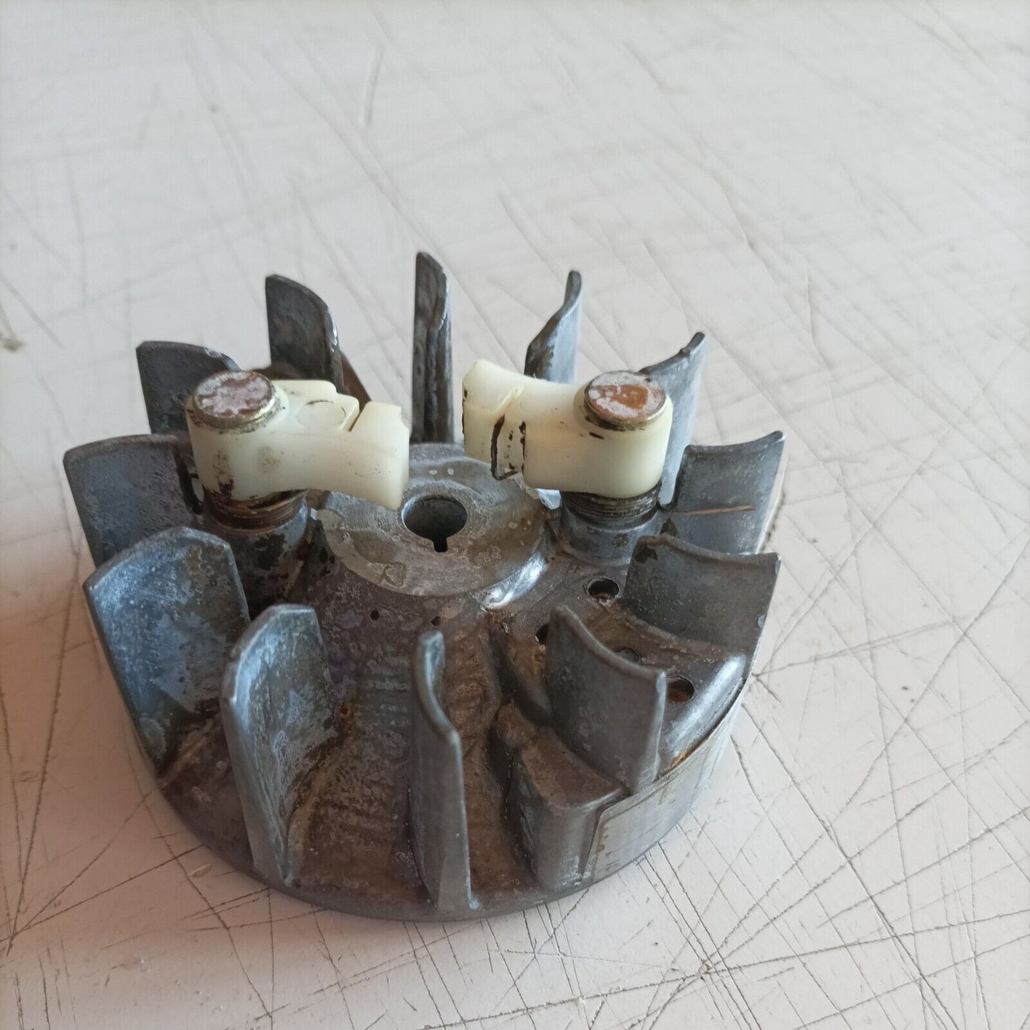 VOLANO MAGNETICO PER MOTOSEGA EMAK OLEO MAC 935 DF EFCO 134 135 ricambi usati