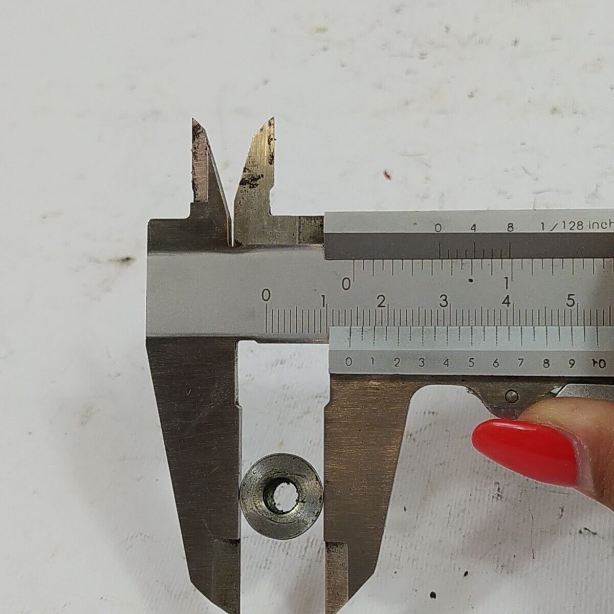 DADI dado bullone ALBERO MOTORE originale per MOTOSEGA OLEOMAC 240 ricambi usati