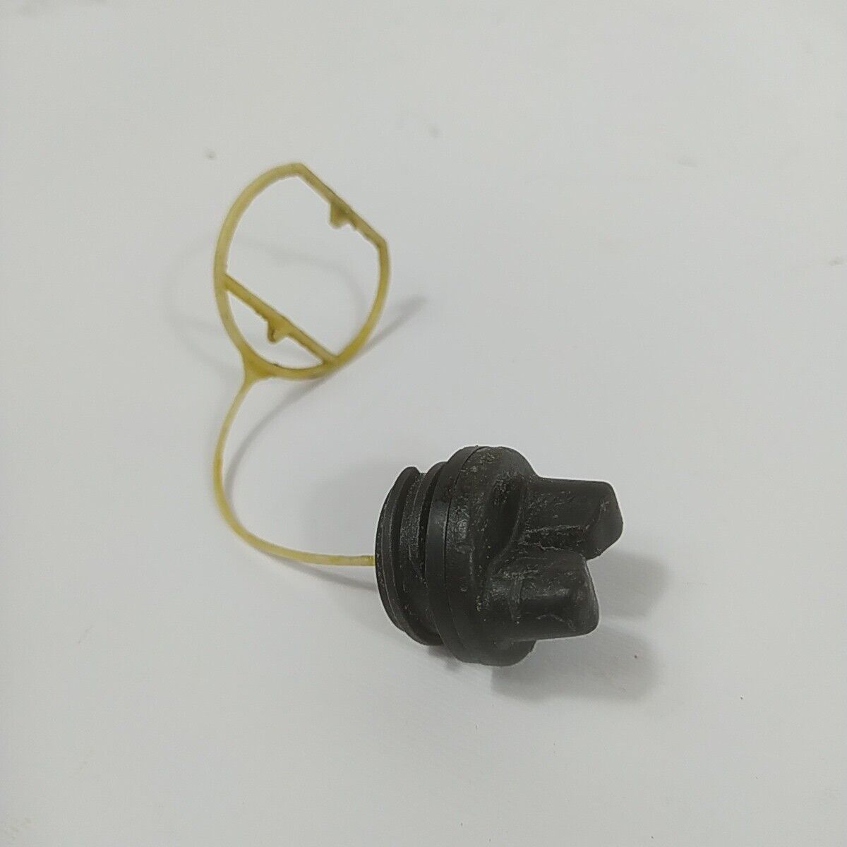 TAPPO SERBATOIO OLIO PER MOTOSEGA EMAK OLEOMAC 935 DF EFCO 134 135 ricambi usati