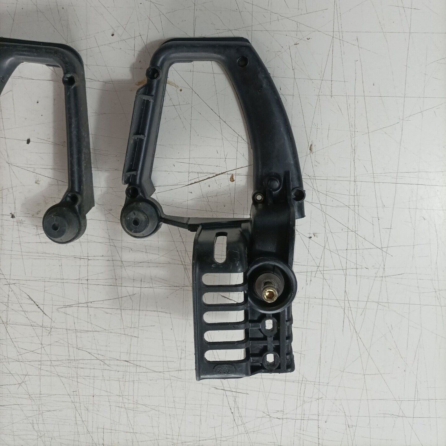 MANIGLIA IMPUGNATURA COMANDI INFERIORE PER MOTOSEGA CASTOR C70 ALPINA A70