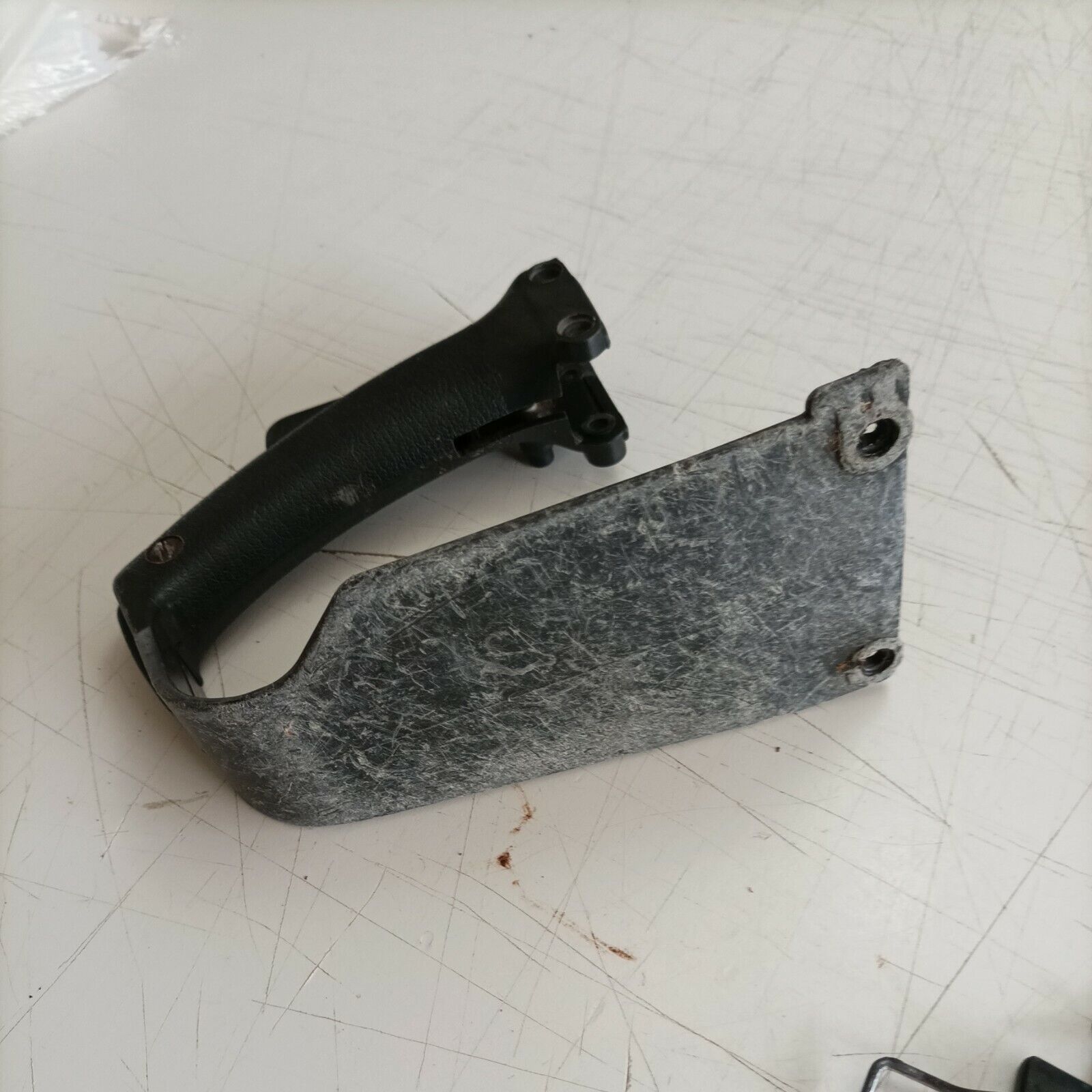 IMPUGNATURA MANICO COMANDO INFERIORE PER MOTOSEGA CASTOR ALPINA 55