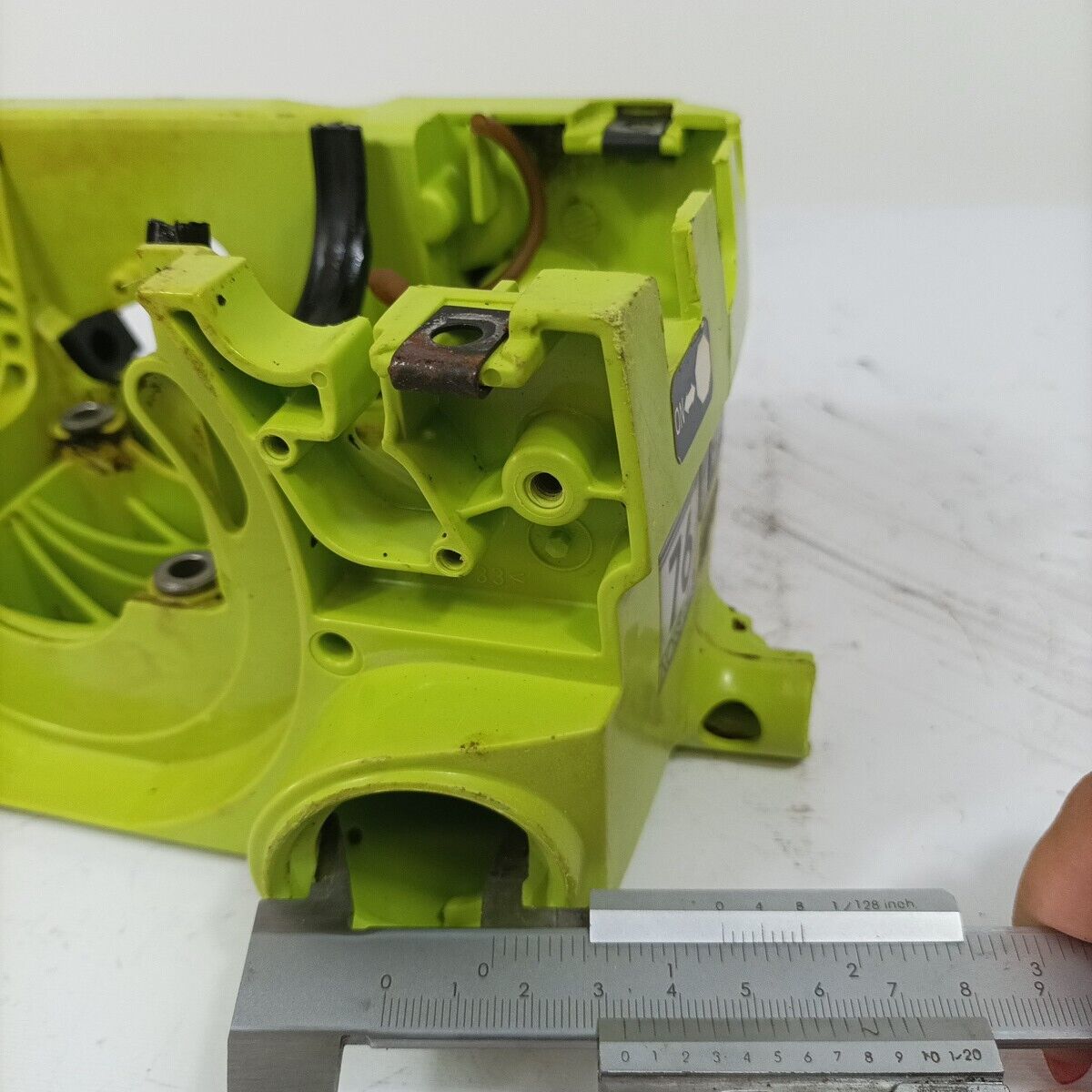 CARCASSA TELAIO SERBATOIO CARBURANTE PER MOTOSEGA POULAN 2250 ricambi usati