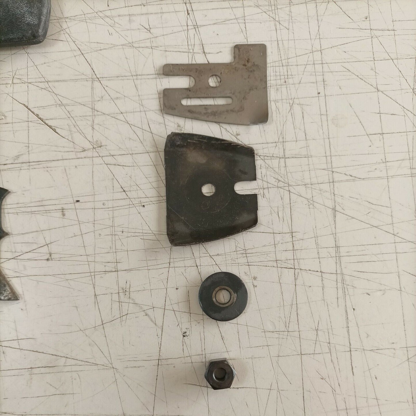 MANIGLIA BLOCCO FRIZIONE E REGISTRO ORIGINALE PER MOTOSEGA CASTOR 330 ANTIVIB
