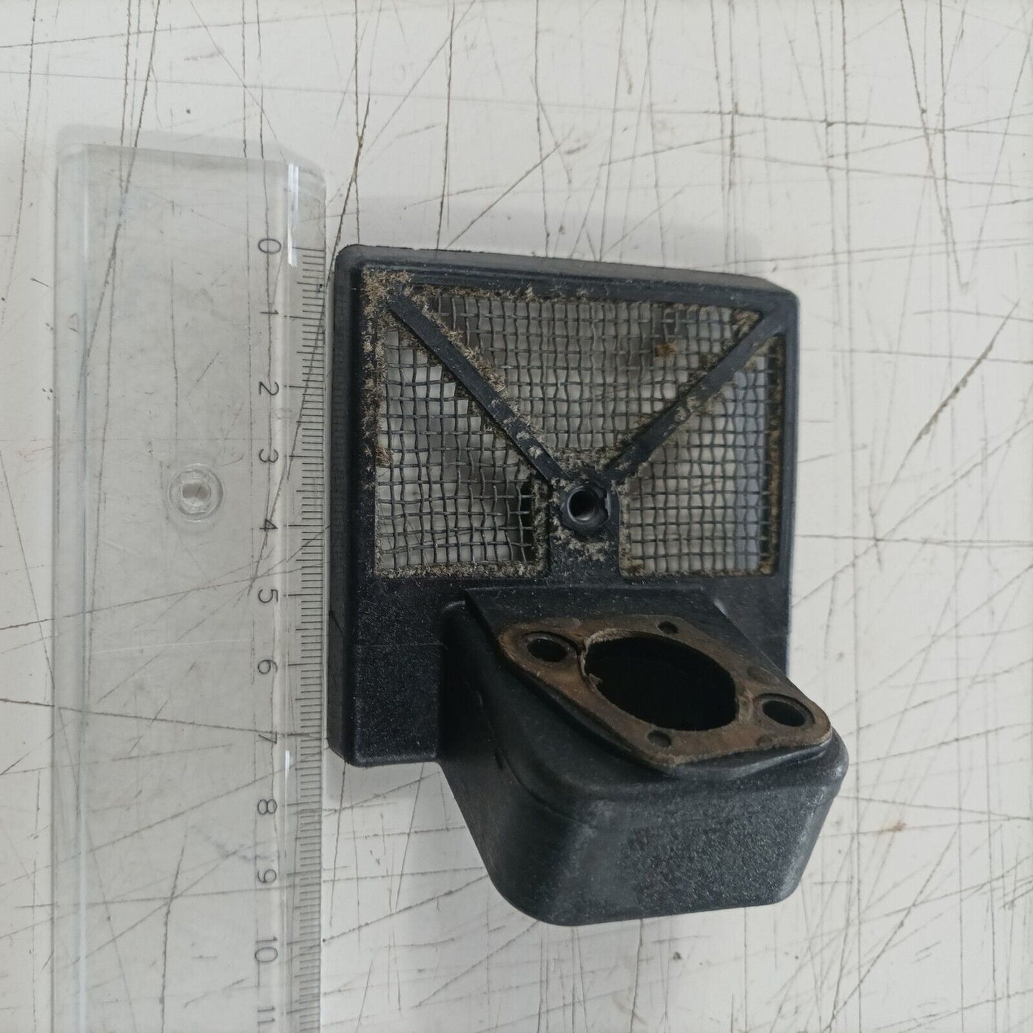 MOTOSEGA OLEOMAC OM 251 SUPPORTO CARBURATORE E FILTRO DELL'ARIA ricambi usati