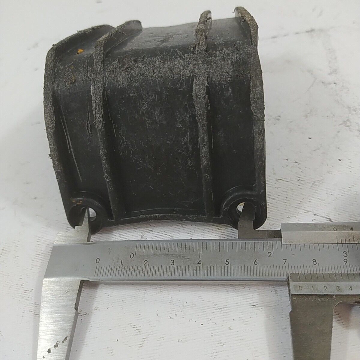 DECESPUGLIATORE TANAKA ricambi usati STAFFA SERBATOIO CARBURANTE BENZINA