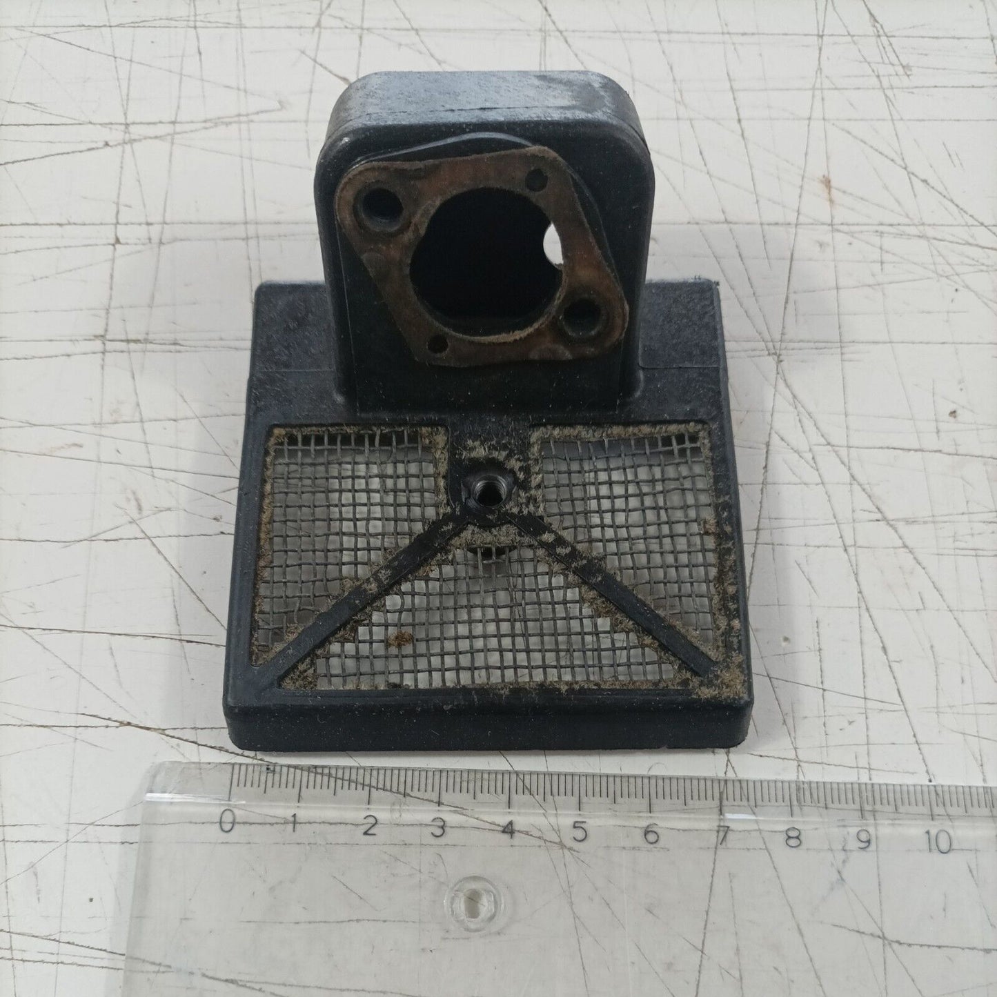 MOTOSEGA OLEOMAC OM 251 SUPPORTO CARBURATORE E FILTRO DELL'ARIA ricambi usati