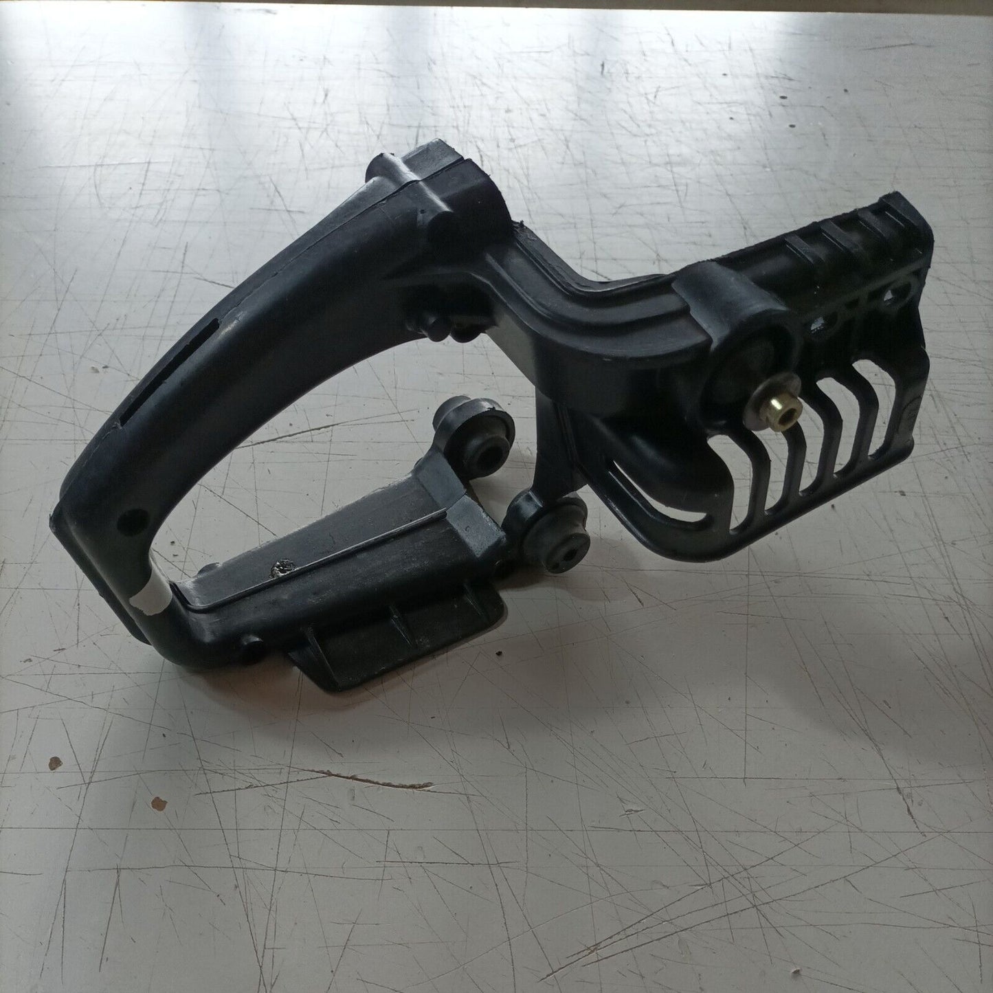 MANIGLIA IMPUGNATURA COMANDI INFERIORE PER MOTOSEGA CASTOR C70 ALPINA A70