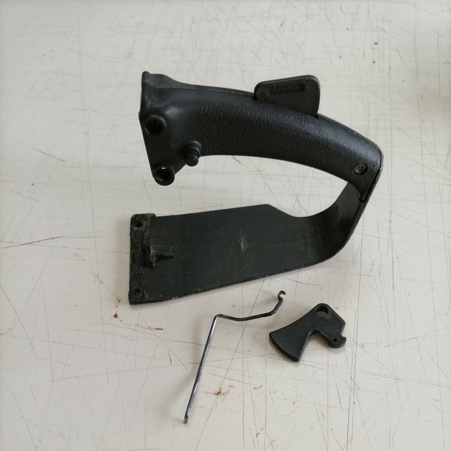 IMPUGNATURA MANICO COMANDO INFERIORE PER MOTOSEGA CASTOR ALPINA 55