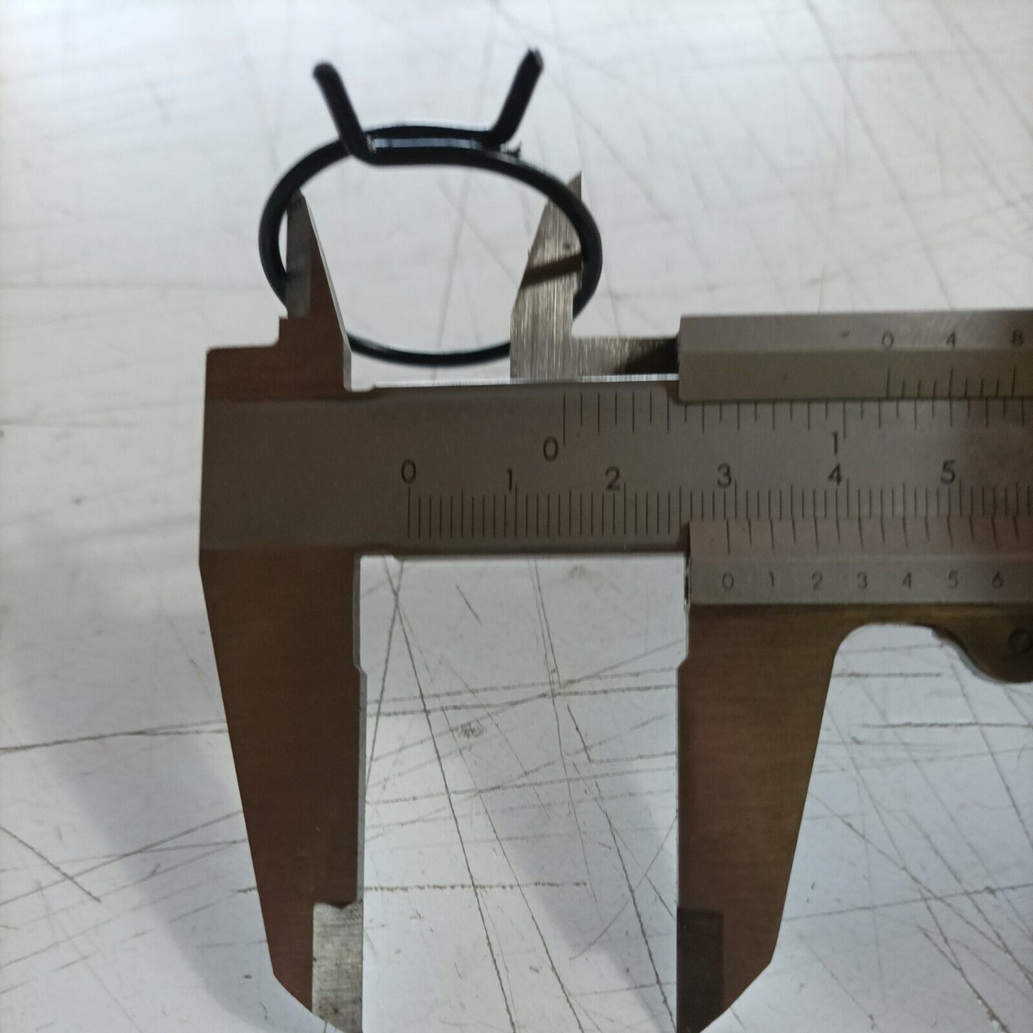 FERMO fascetta FLANGIA COLLETTORE PER MOTOSEGA EMAK OLEOMAC 940 940C usato