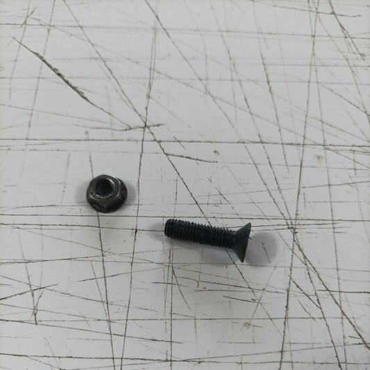 MOTOSEGA OLEOMAC OM 251 VITE BULLONE perno FISSAGGIO MANIGLIA ricambi usati