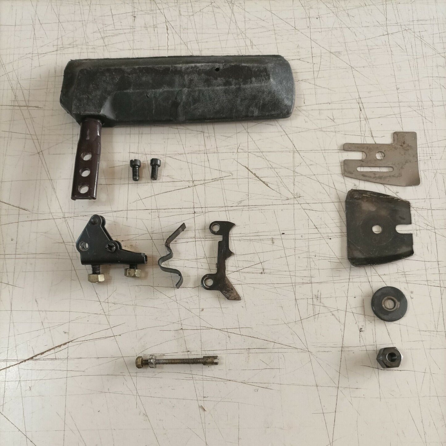 MANIGLIA BLOCCO FRIZIONE E REGISTRO ORIGINALE PER MOTOSEGA CASTOR 330 ANTIVIB