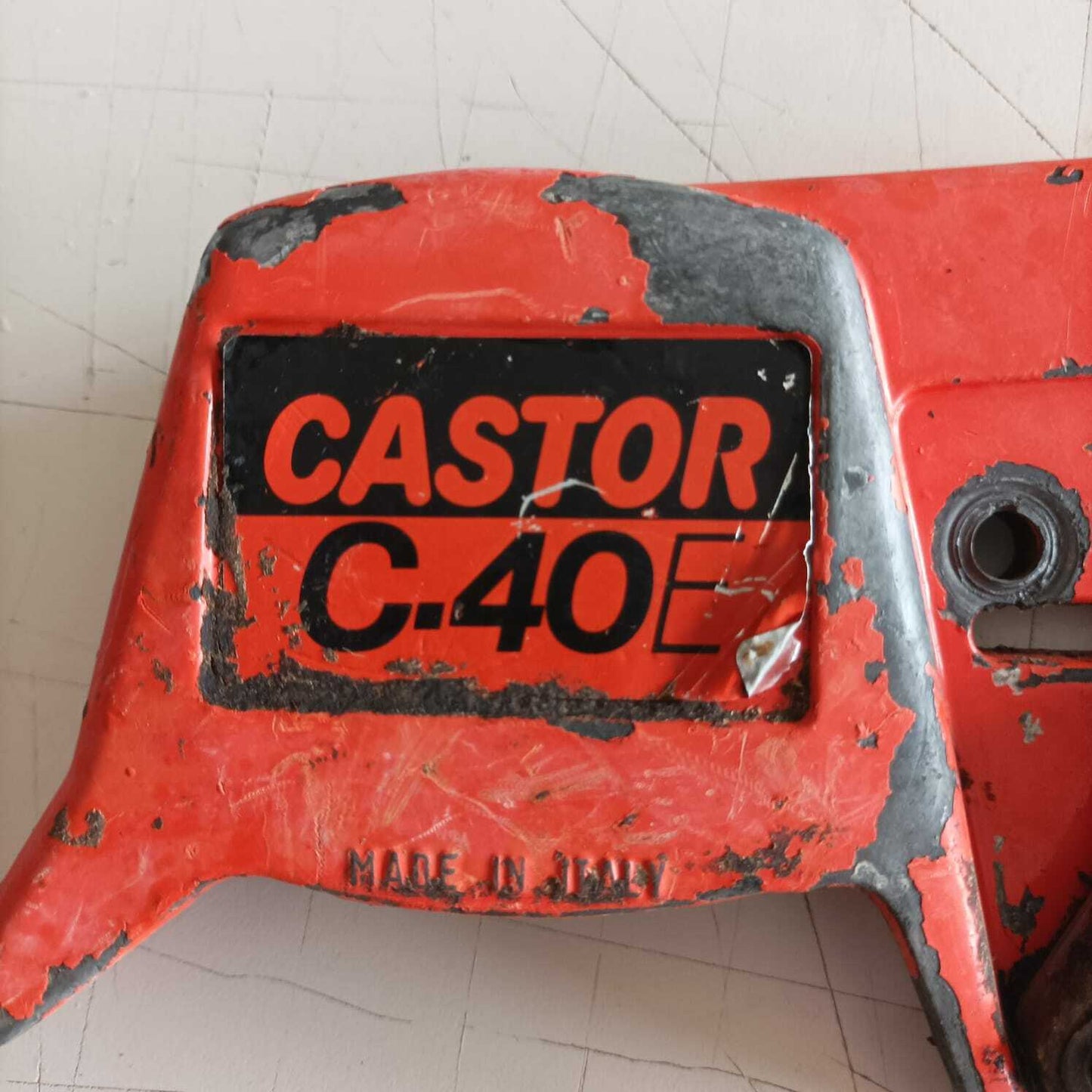 ricambio usato TELAIO COPERCHIO COPRI MOTORE PER MOTOSEGA ALPINA CASTOR 40 41 45