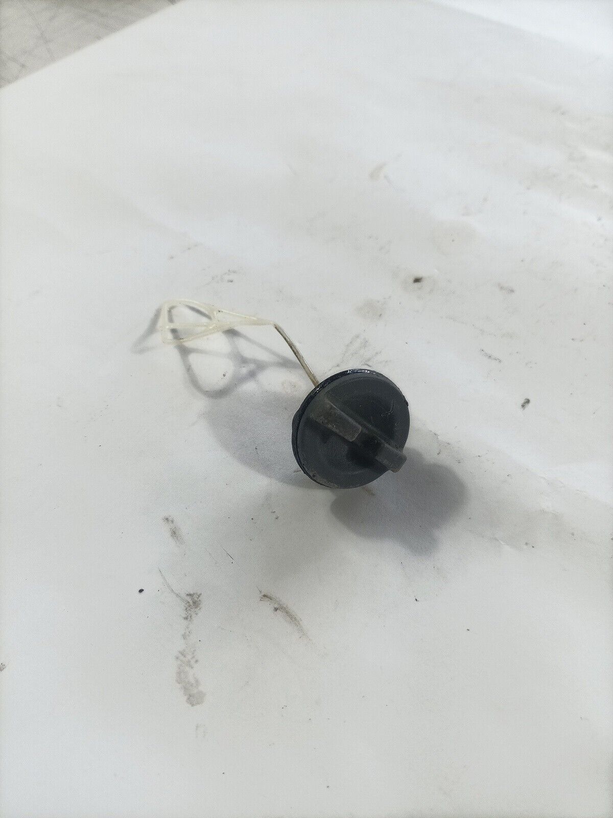 TAPPO SERBATOIO OLIO per motosega 25cc EFCO OLEO MAC ZENOAH EMAK ricambi usati