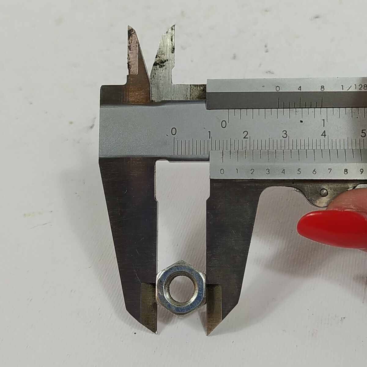 DADO bullone ALBERO MOTORE LATO VOLANO per MOTOSEGA OLEOMAC 240 ricambi usati
