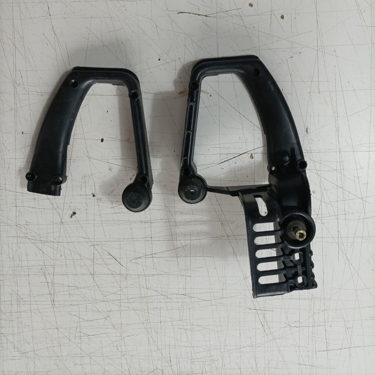 MANIGLIA IMPUGNATURA COMANDI INFERIORE PER MOTOSEGA CASTOR C70 ALPINA A70