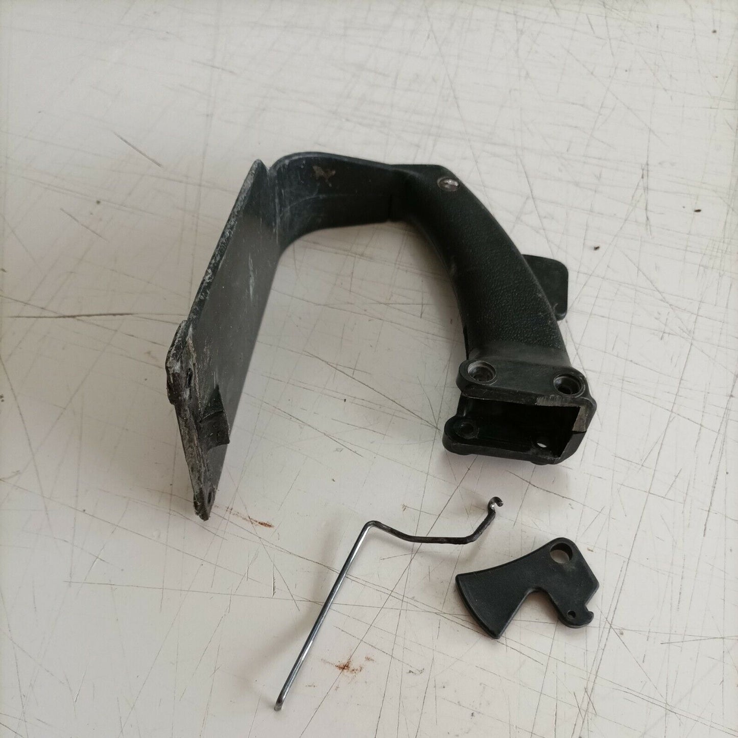 IMPUGNATURA MANICO COMANDO INFERIORE PER MOTOSEGA CASTOR ALPINA 55