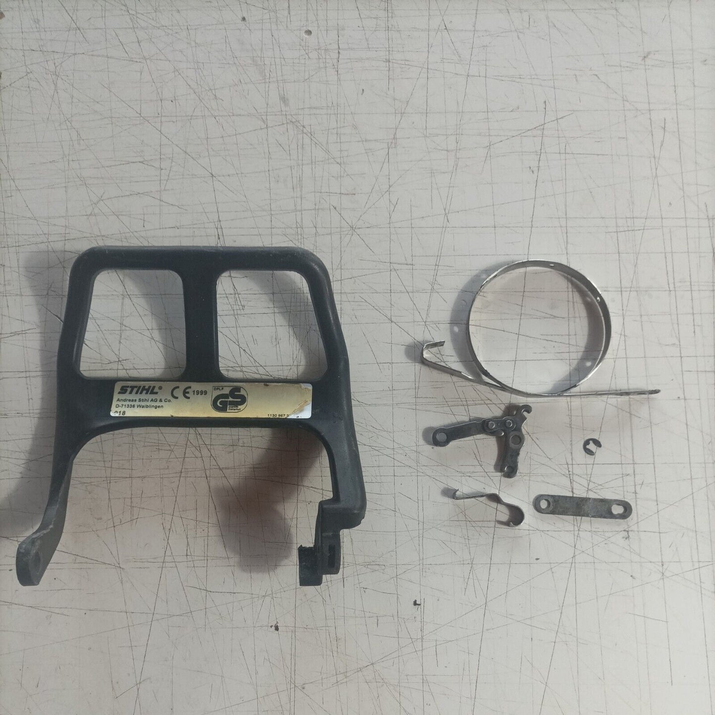 BLOCCO CATENA PROTEZIONE FRIZIONE PER MOTOSEGA STIHL 018 / MS 170 180 017 usato