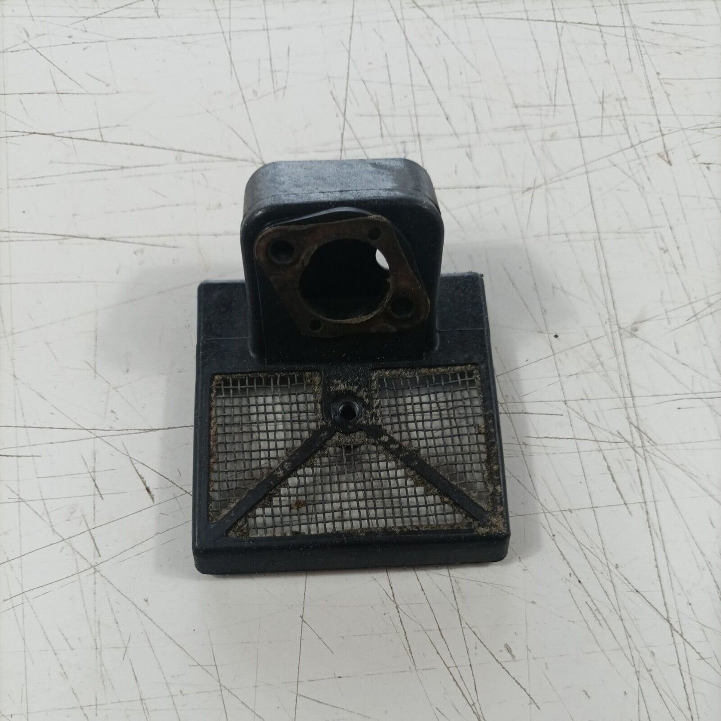 MOTOSEGA OLEOMAC OM 251 SUPPORTO CARBURATORE E FILTRO DELL'ARIA ricambi usati