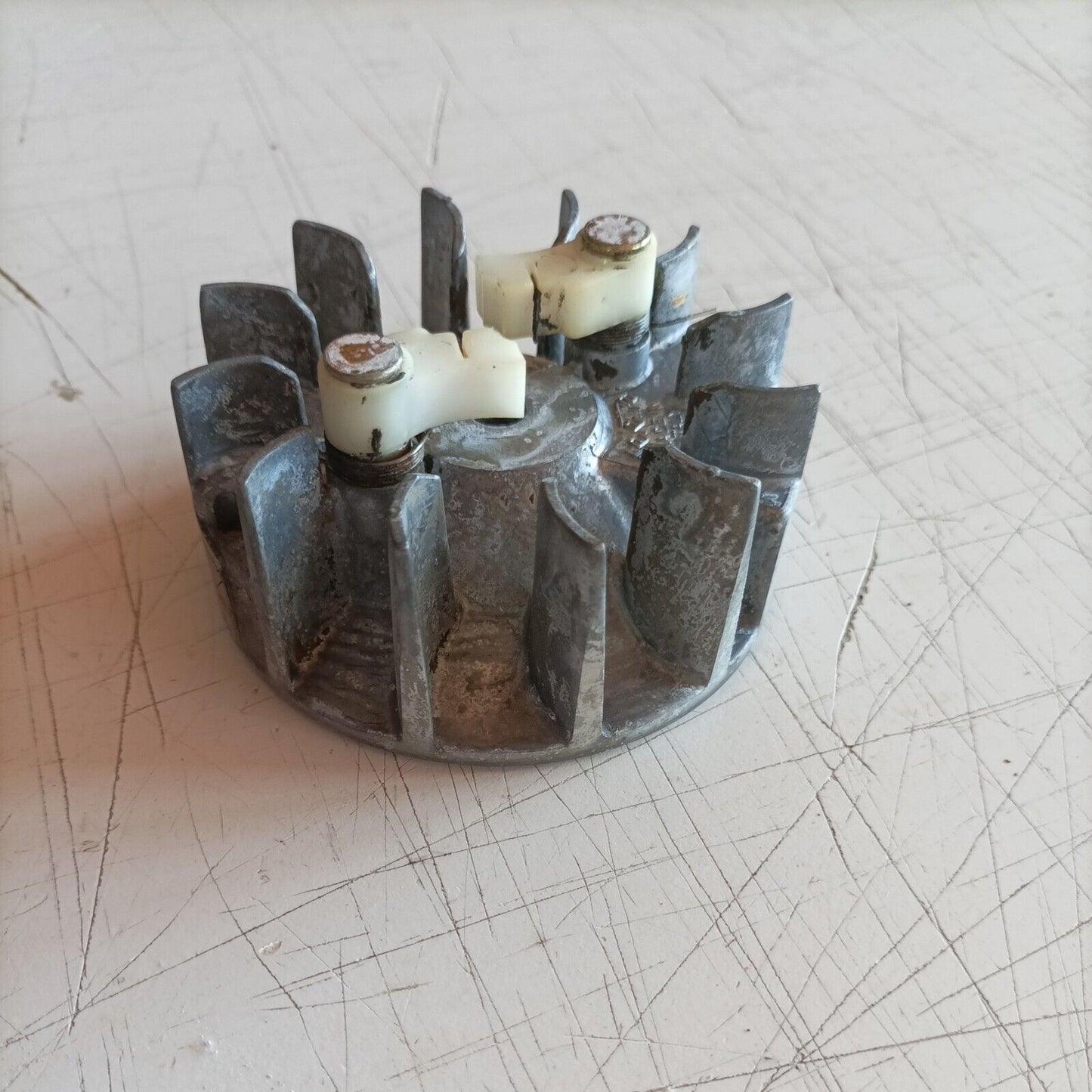 VOLANO MAGNETICO PER MOTOSEGA EMAK OLEO MAC 935 DF EFCO 134 135 ricambi usati