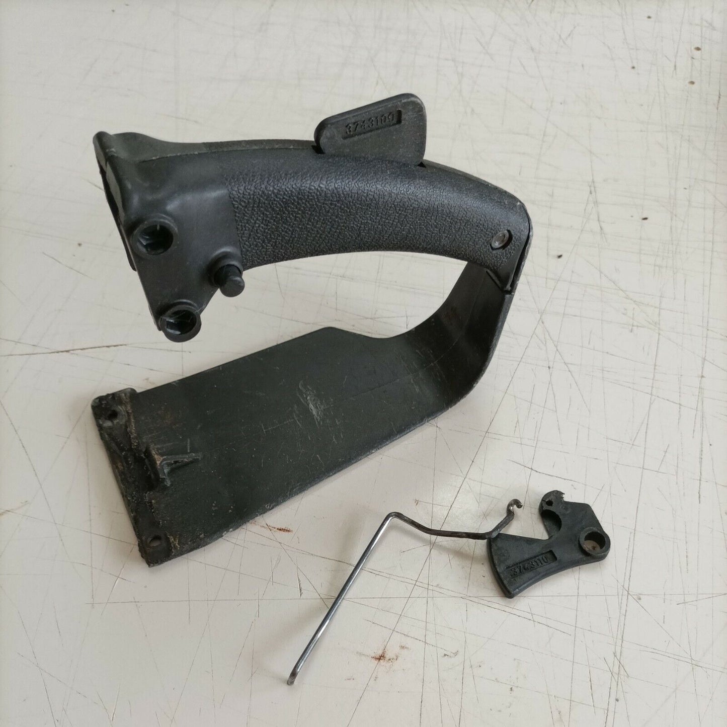 IMPUGNATURA MANICO COMANDO INFERIORE PER MOTOSEGA CASTOR ALPINA 55