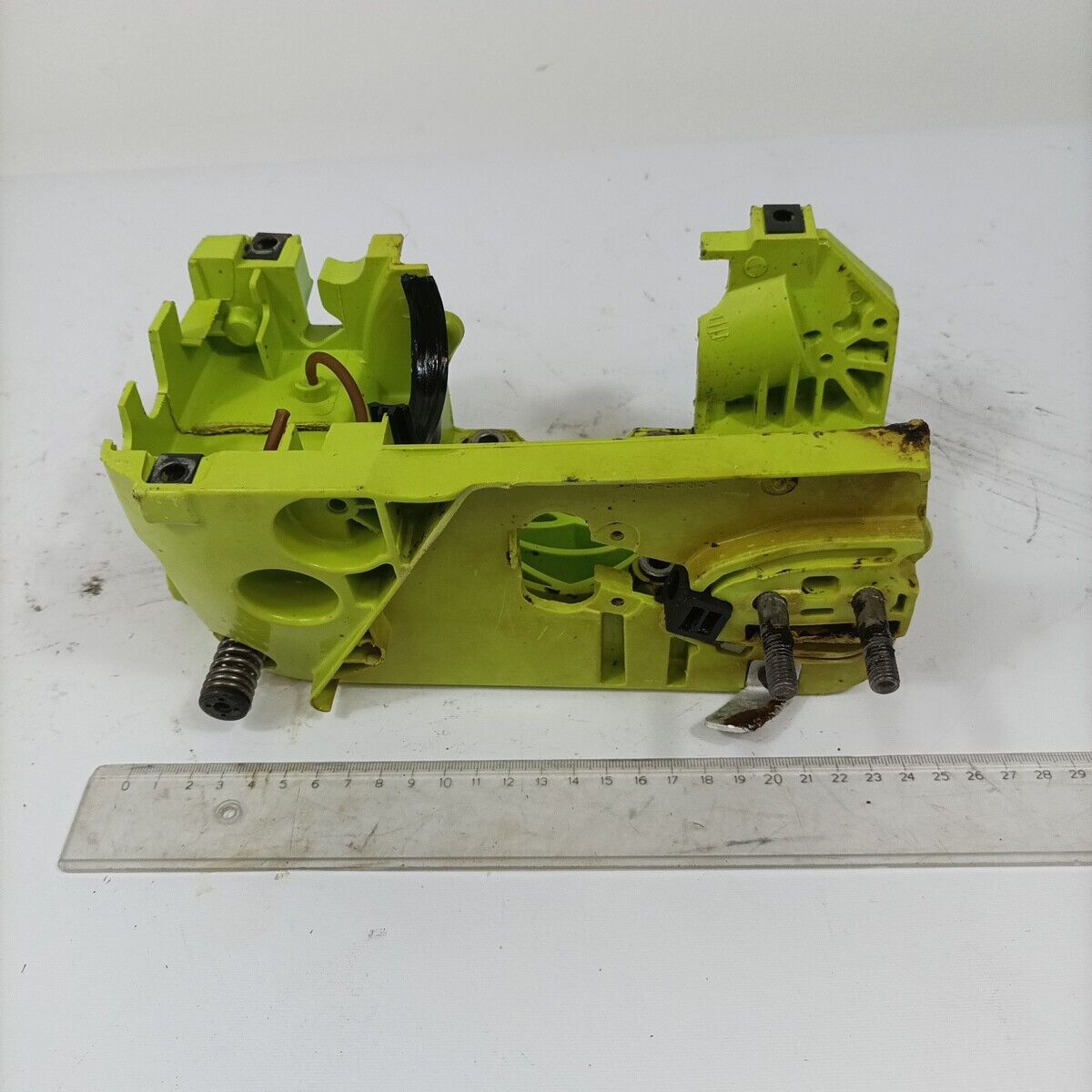 CARCASSA TELAIO SERBATOIO CARBURANTE PER MOTOSEGA POULAN 2250 ricambi usati