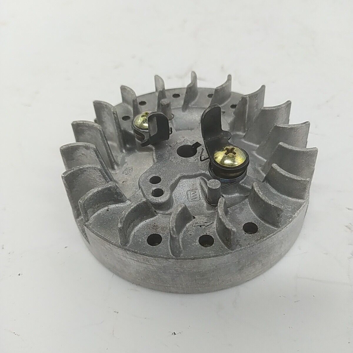 Ricambio usato VOLANO MAGNETICO DI AVVIAMENTO per MOTOSEGA Echo 330 EVL
