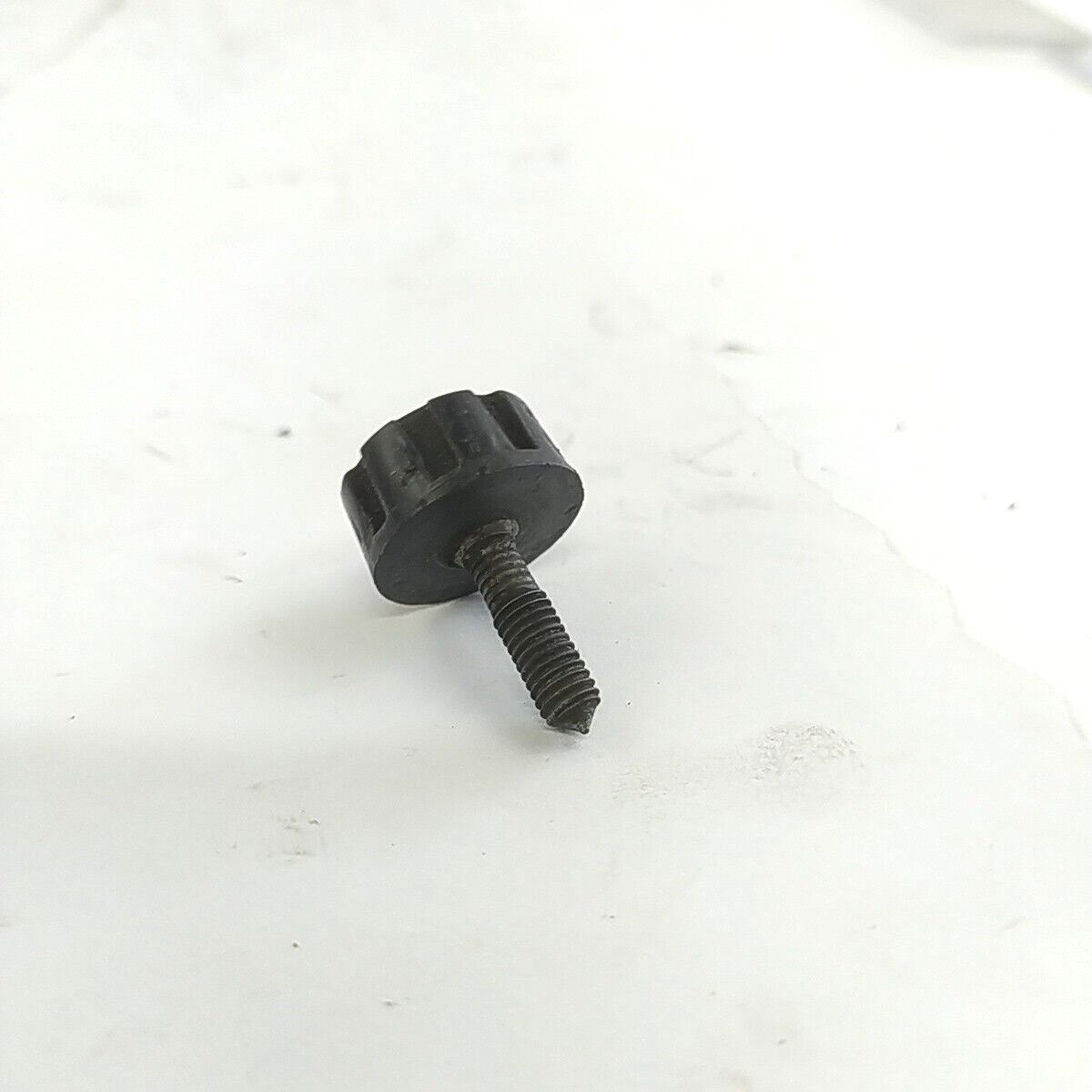 Ricambio VITE PERNO COPERCHIO MOTORE usato per decespugliatore MARUYAMA EA 320