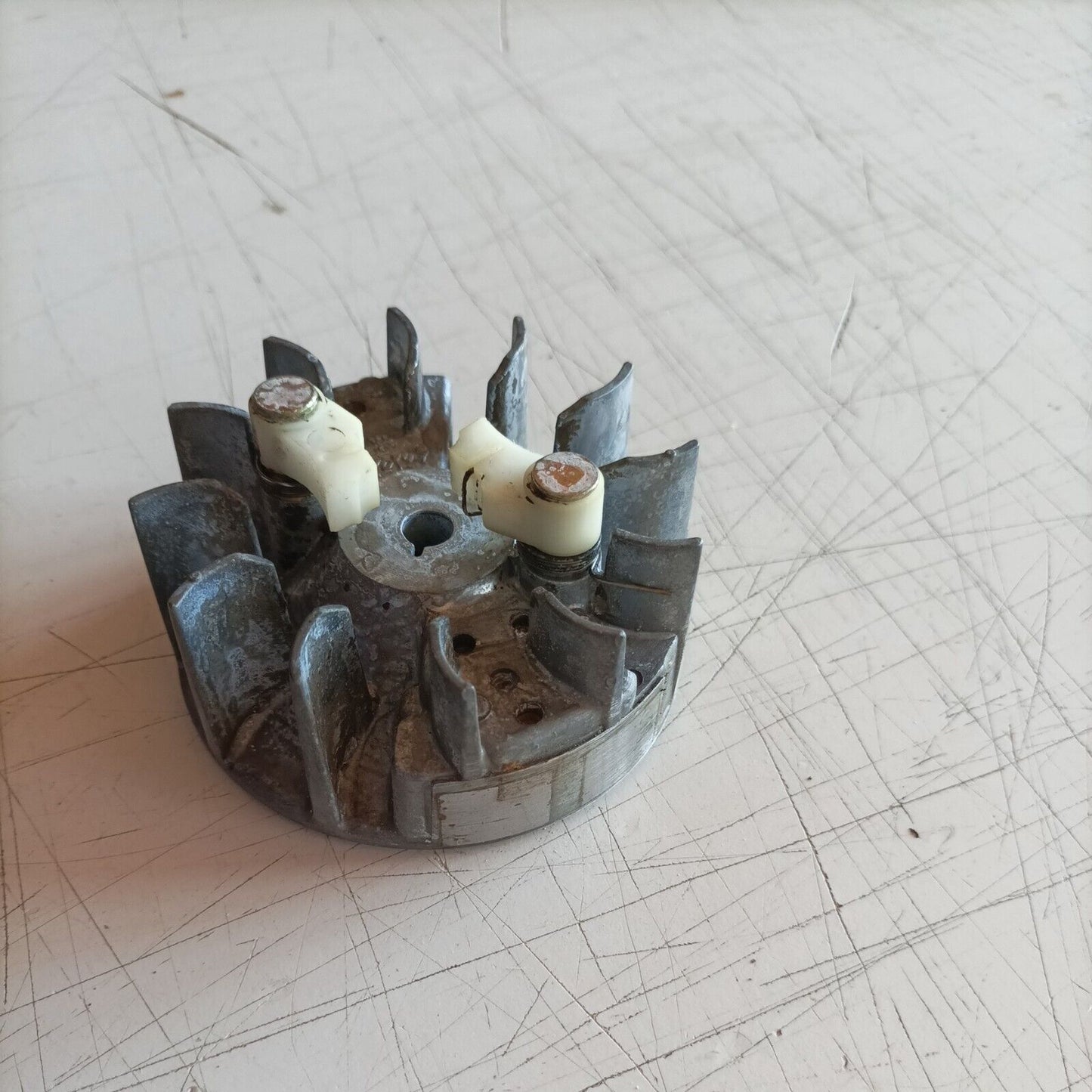 VOLANO MAGNETICO PER MOTOSEGA EMAK OLEO MAC 935 DF EFCO 134 135 ricambi usati