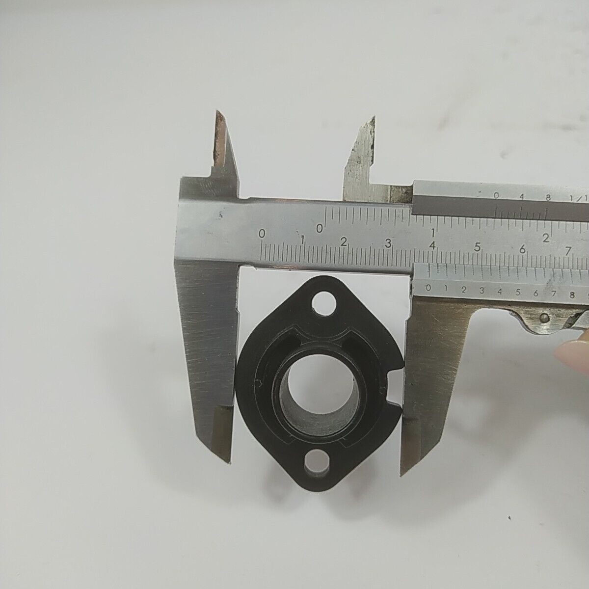 Ricambio FLANGIA CARBURATORE per tosaerba Briggs & Stratton 675 EXi usato