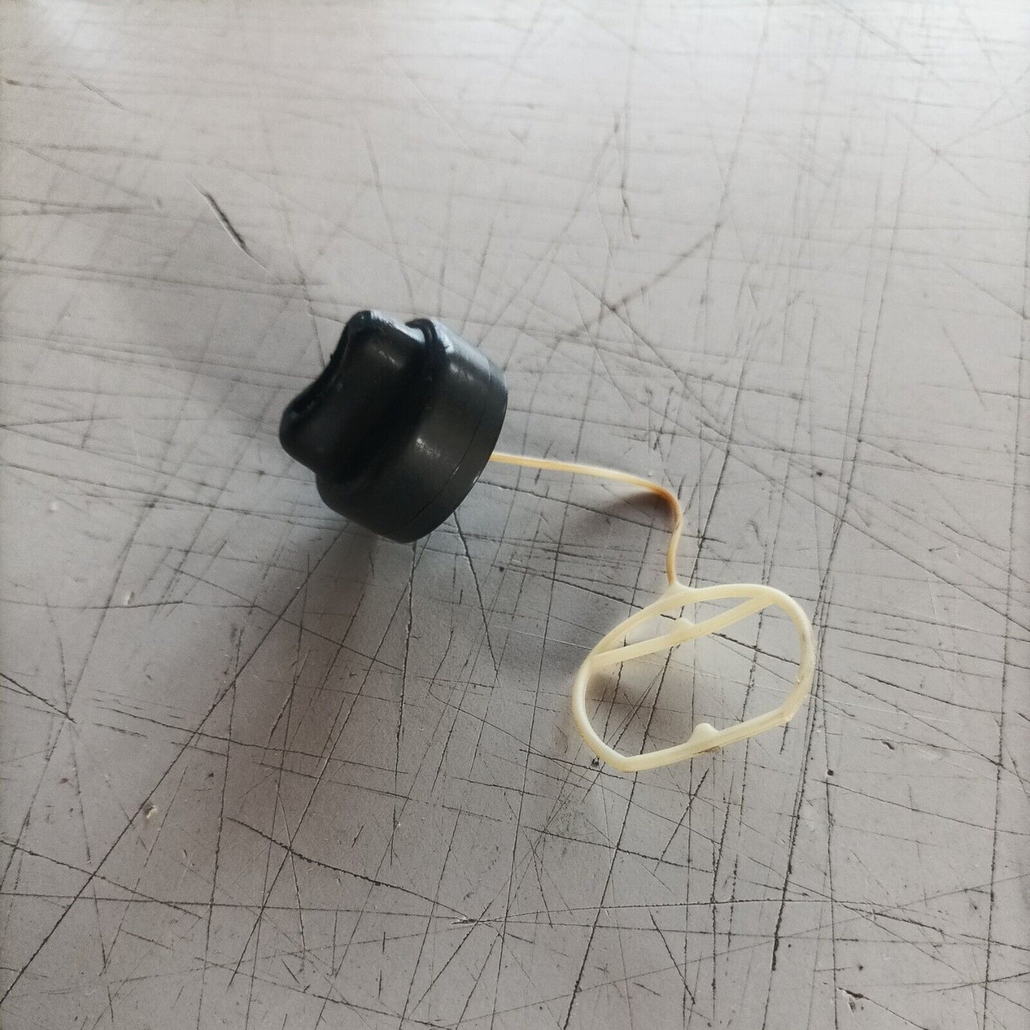 TAPPO serbatoio CARBURANTE PER MOTOSEGA EMAK OLEO MAC 935 EFCO 134 135 usato
