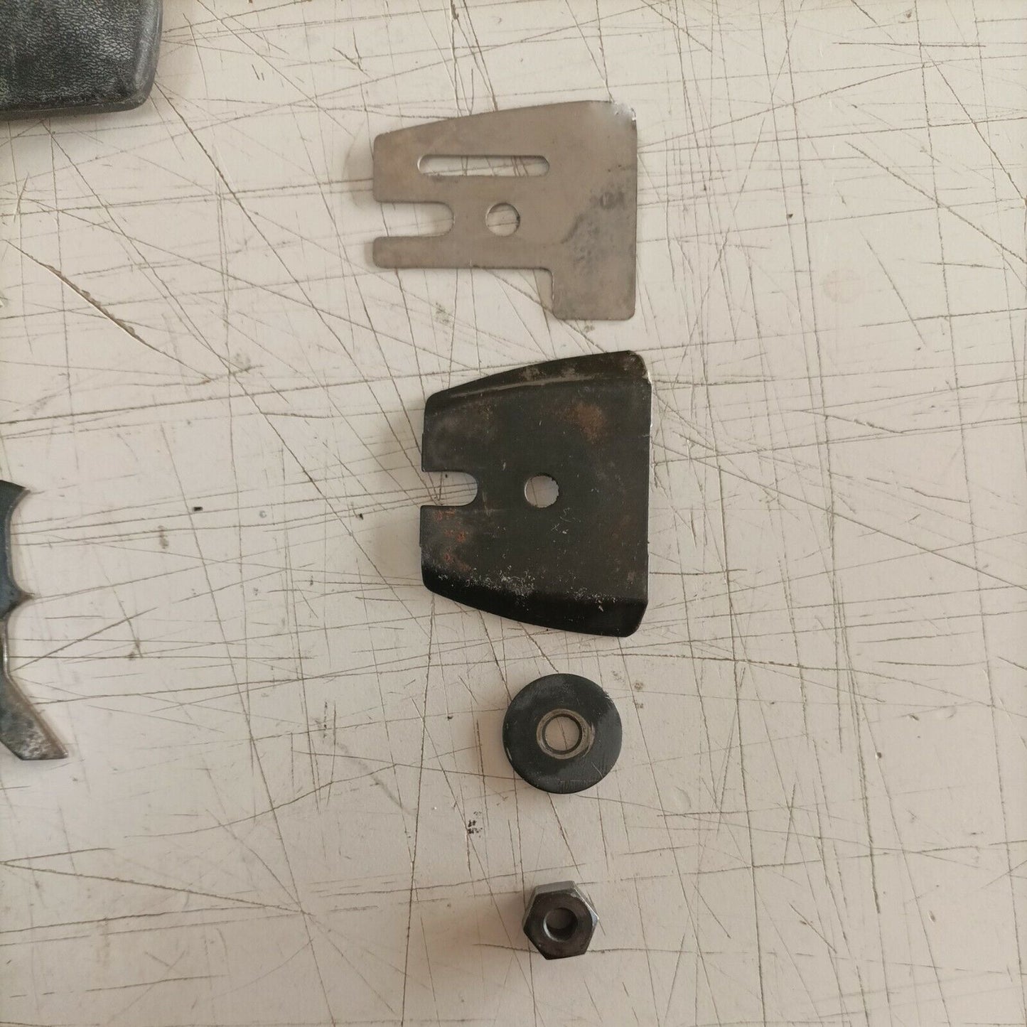 MANIGLIA BLOCCO FRIZIONE E REGISTRO ORIGINALE PER MOTOSEGA CASTOR 330 ANTIVIB