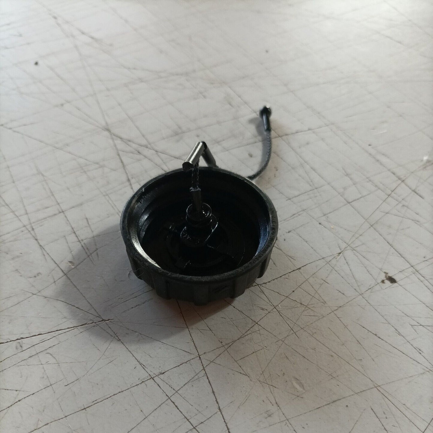 TAPPO serbatoio CARBURANTE PER MOTOSEGA STIHL 018 / MS 170 180 017 ricambi usati