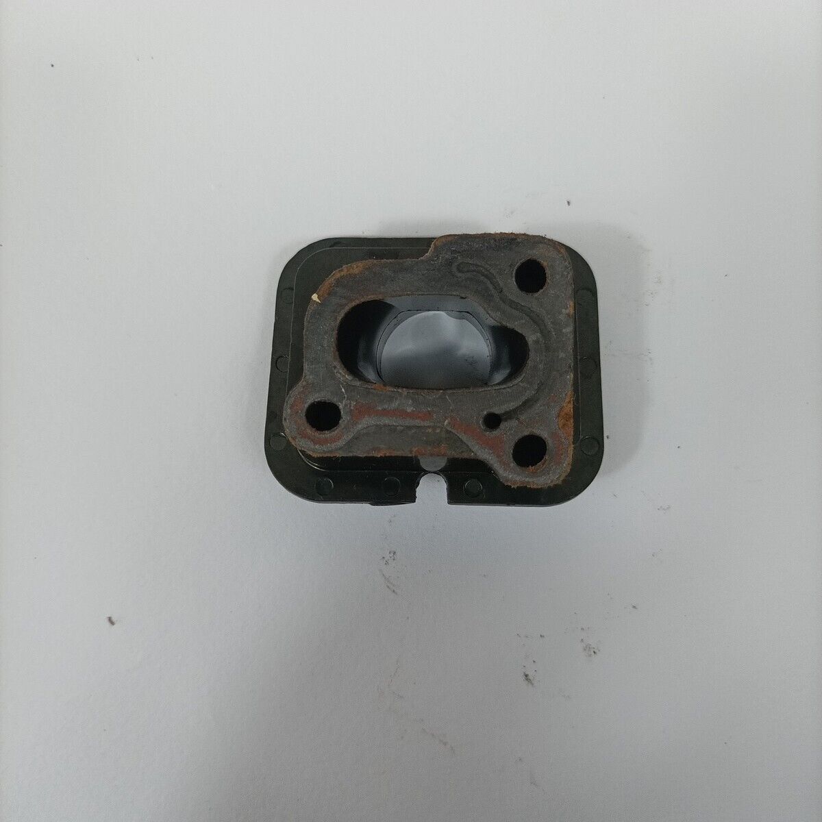 Ricambio usato FLANGIA COLLETTORE CARBURATORE per motosega DOLMAR 116 si