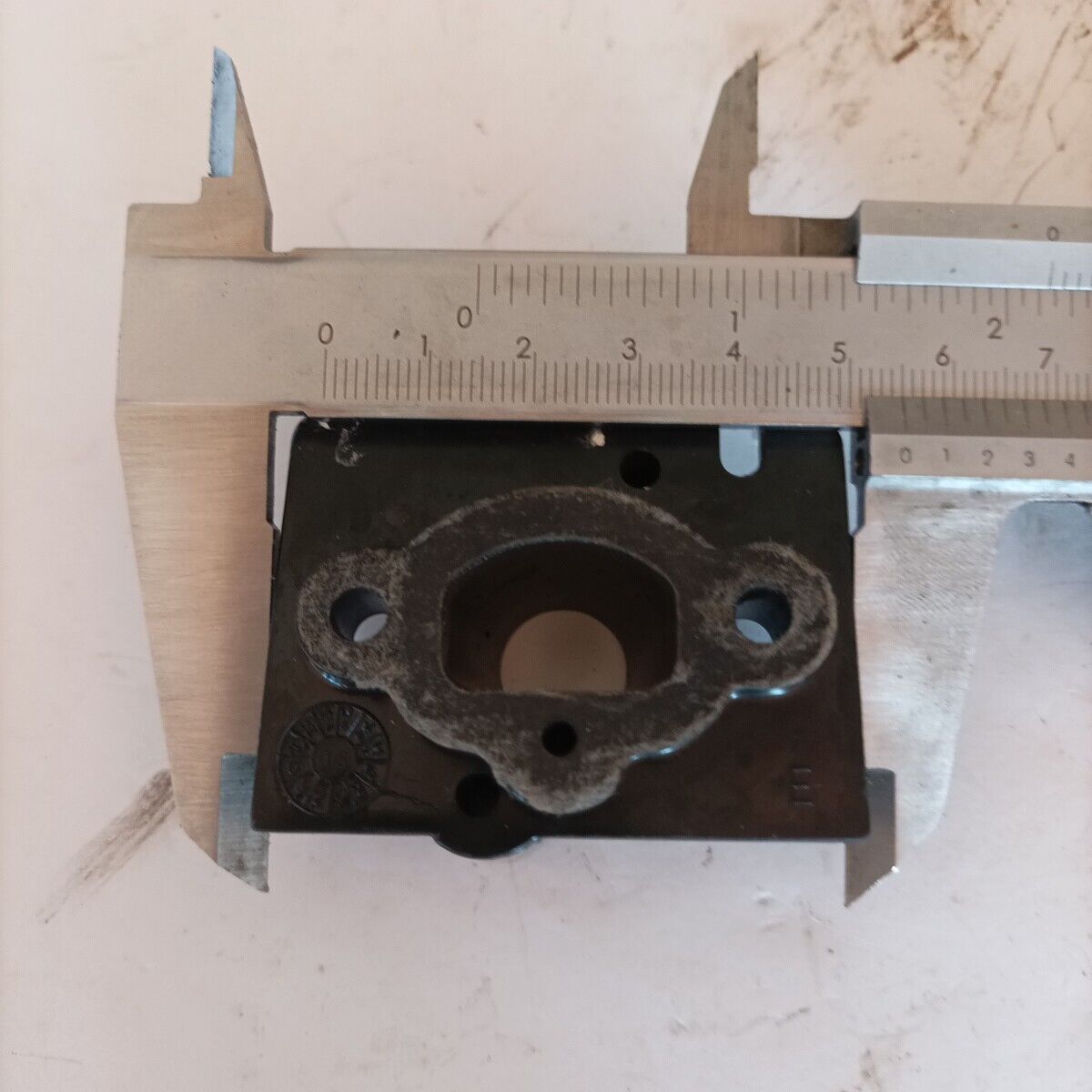 Ricambio FLANGIA COLLETTORE ASPIRAZIONE CARBURATORE DECESPUGLIATORE ALPINA usato