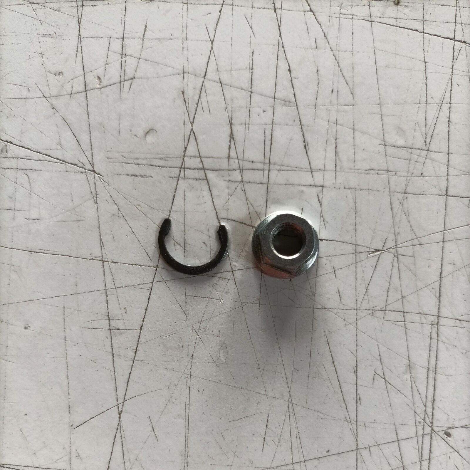 vite dado VOLANO E FERMO PARAOLIO PER MOTOSEGA STIHL MS 170 180 018 017 usato