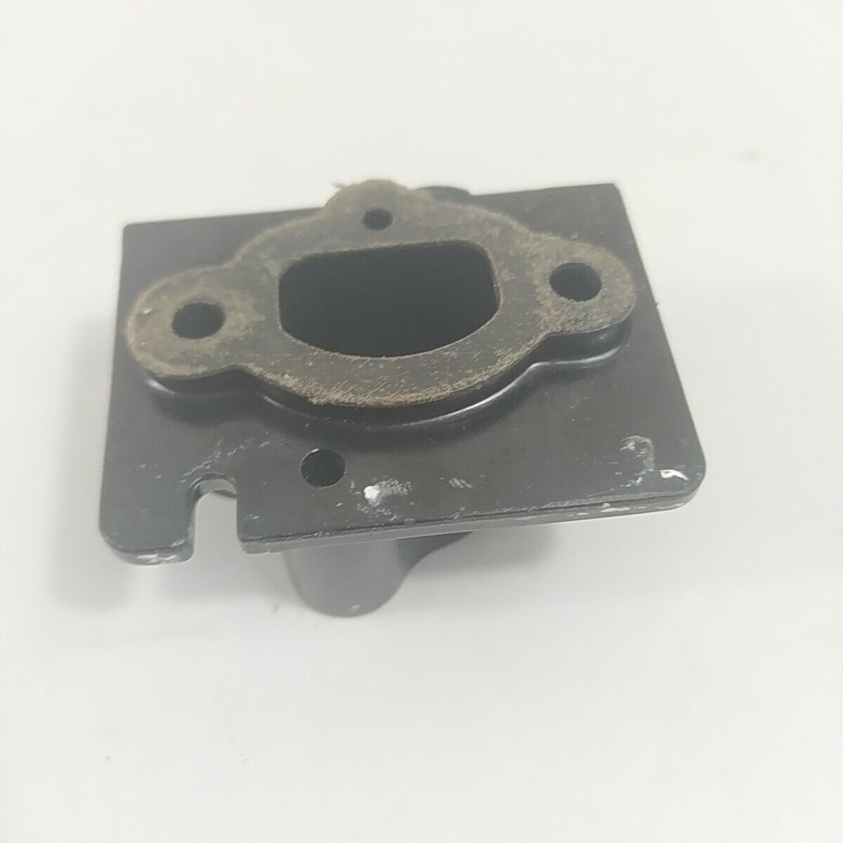 Ricambio FLANGIA COLLETTORE ASPIRAZIONE CARBURATORE DECESPUGLIATORE ALPINA usato