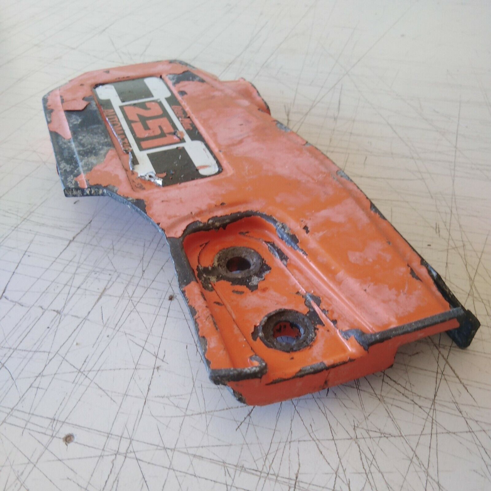 COPERCHIO carter COPRI CATENA PER MOTOSEGA OLEO-MAC 251 AUTOMATIC ricambi usati