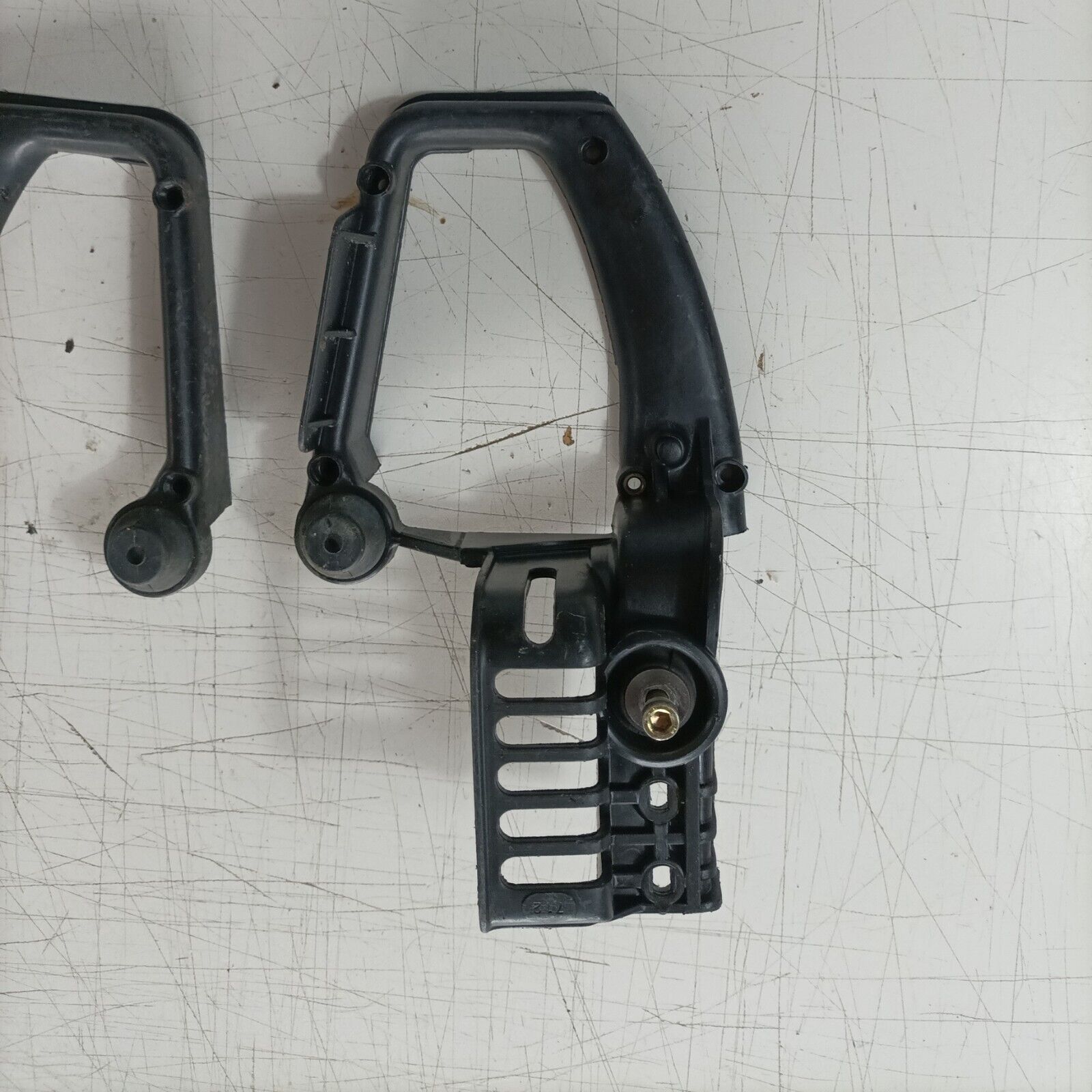 MANIGLIA IMPUGNATURA COMANDI INFERIORE PER MOTOSEGA CASTOR C70 ALPINA A70