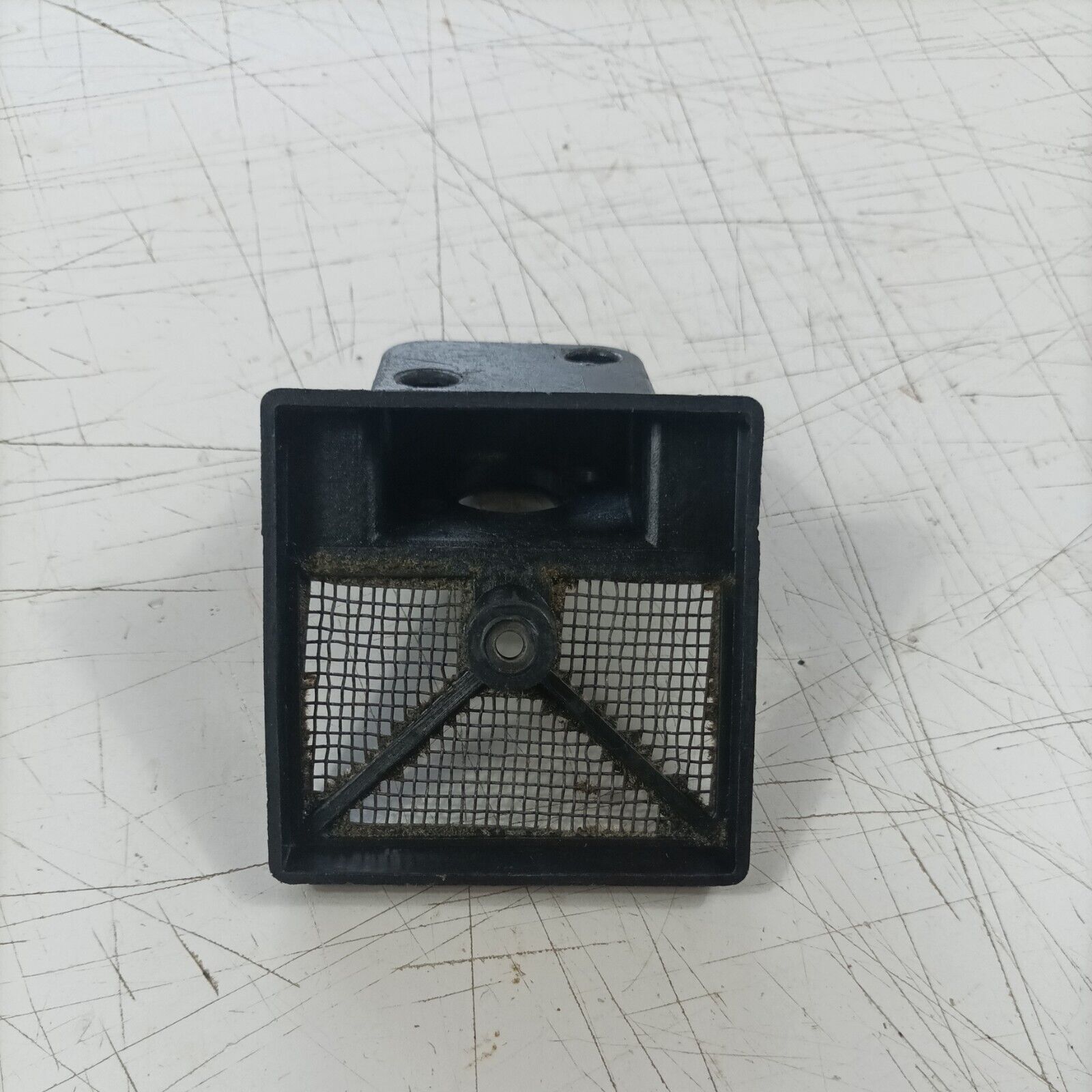 MOTOSEGA OLEOMAC OM 251 SUPPORTO CARBURATORE E FILTRO DELL'ARIA ricambi usati