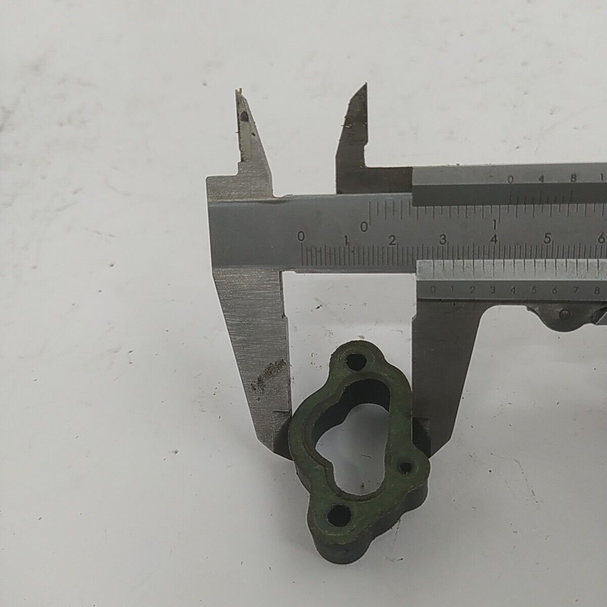 ricambi FLANGIA COLLETTORE CARBURATORE Per motosega castor ALPINA PROF 70 usati