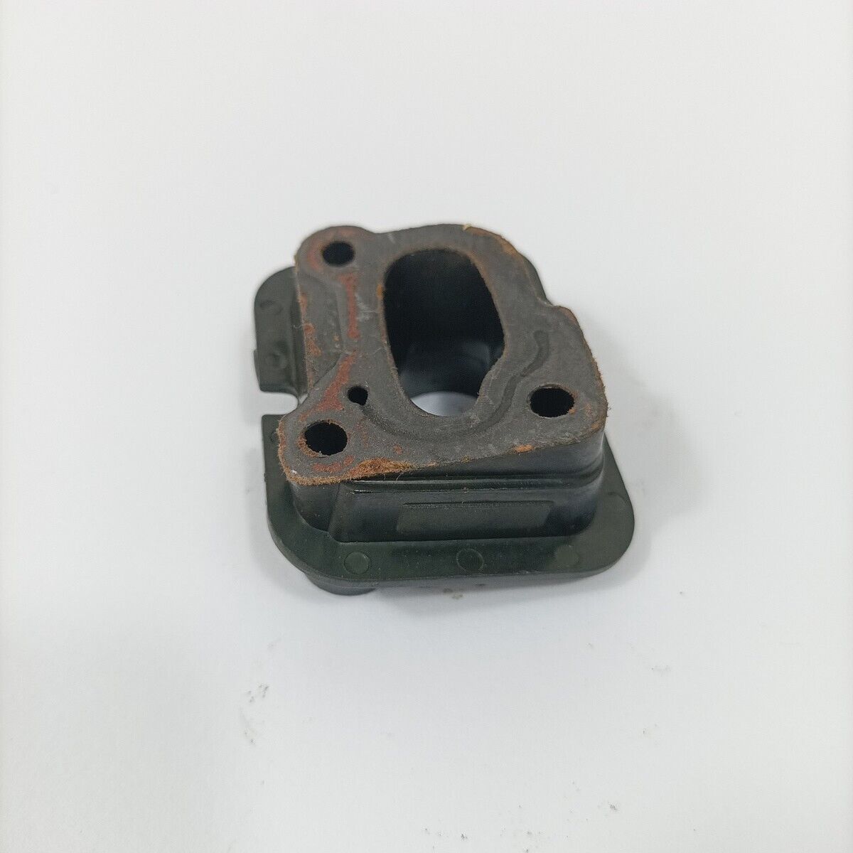 Ricambio usato FLANGIA COLLETTORE CARBURATORE per motosega DOLMAR 116 si