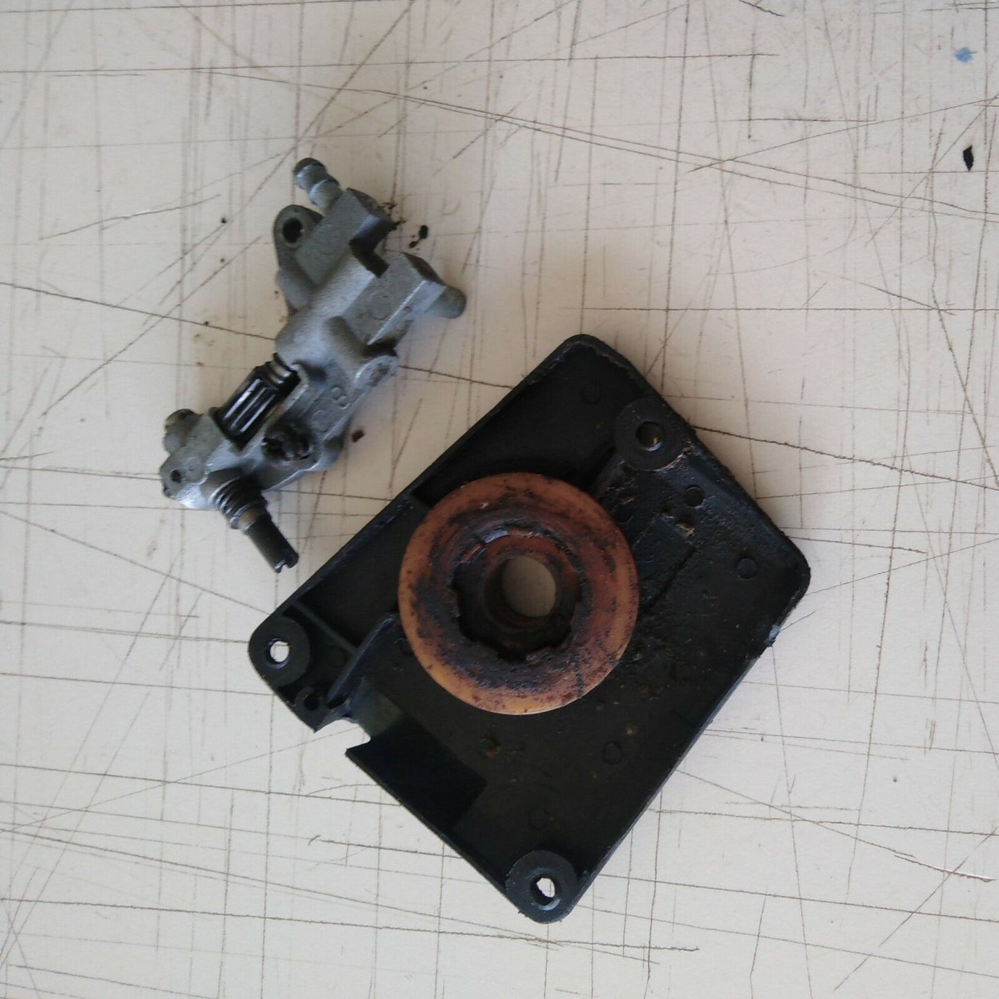 pompa olio CON INGRANAGGIO PER MOTOSEGA CINESE 5200 4500 5800 45cc ricambi usati