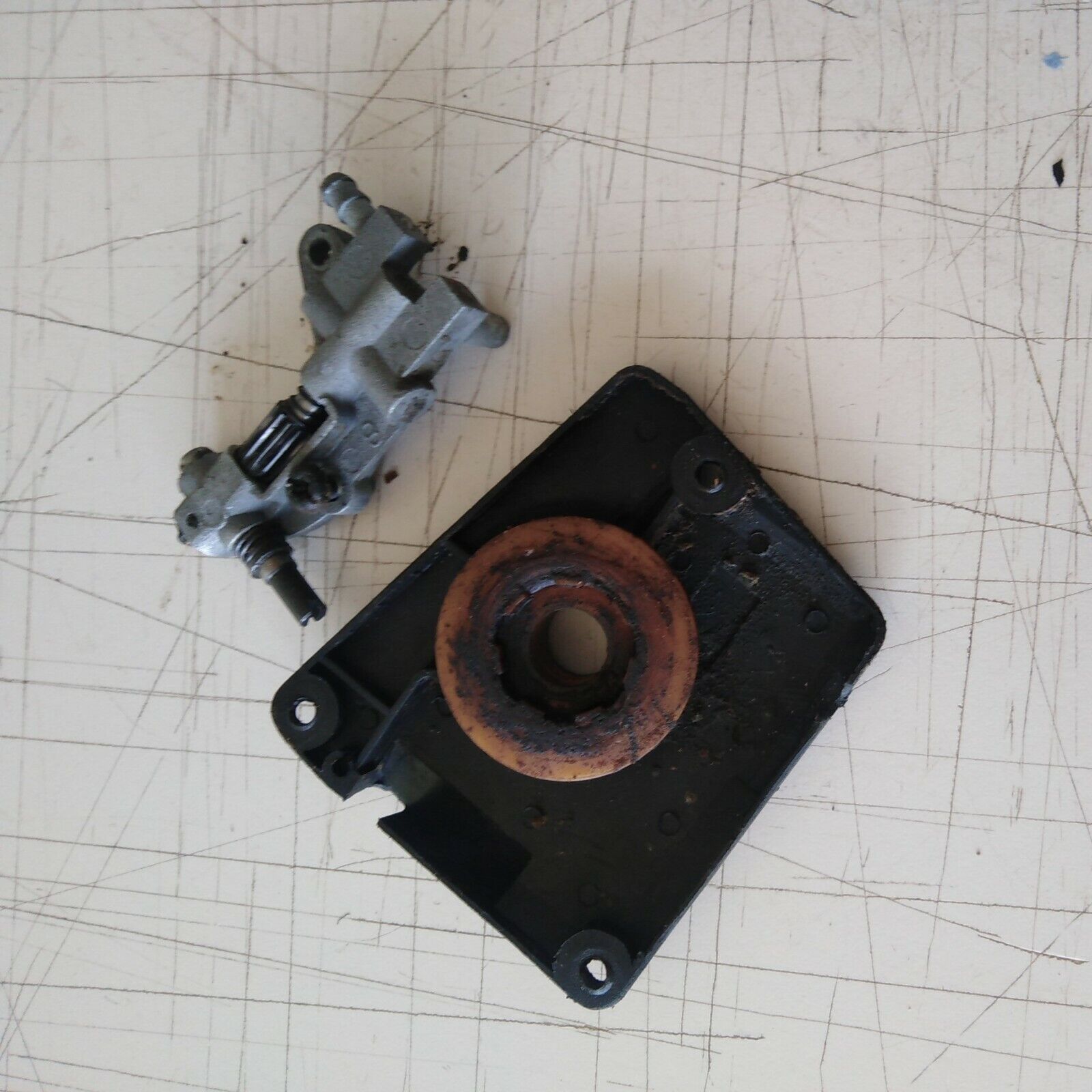 pompa olio CON INGRANAGGIO PER MOTOSEGA CINESE 5200 4500 5800 45cc ricambi usati
