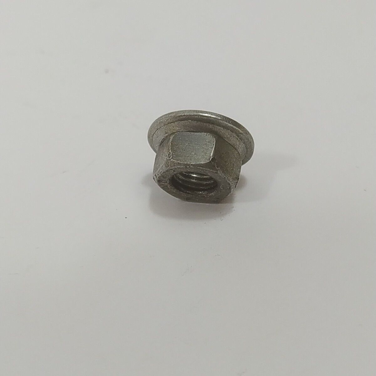 Ricambio per decespugliatore EFCO 8250 DADO ALBERO MOTORE LATO VOLANO usato