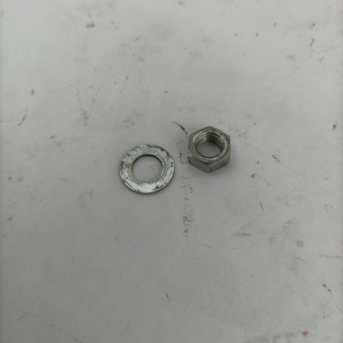 ricambio DADO BULLONE ALBERO MOTORE usato per decespugliatore KAWASAKI TD 33