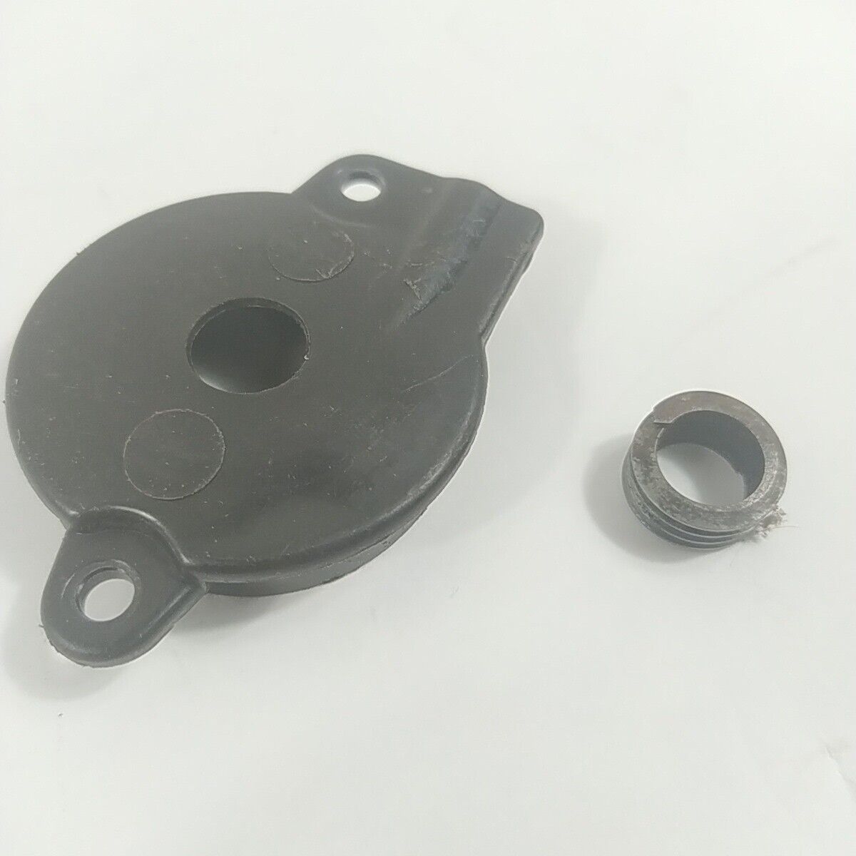 Ricambio COPERCHIO POMPA OLIO CON VITE SENZA FINE PER MOTOSEGA POULAN usato