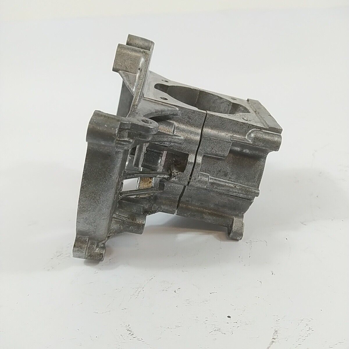 Ricambio CARTER BASAMENTO MOTORE usato per decespugliatore MITSUBISHI MARUYAMA