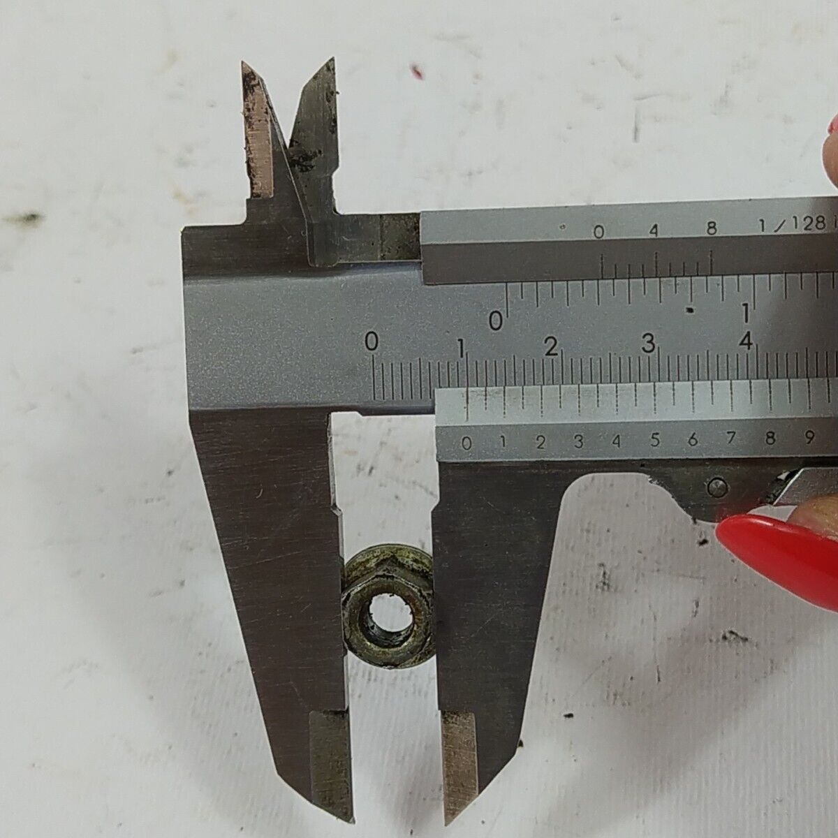 DADI dado bullone ALBERO MOTORE originale per MOTOSEGA OLEOMAC 240 ricambi usati