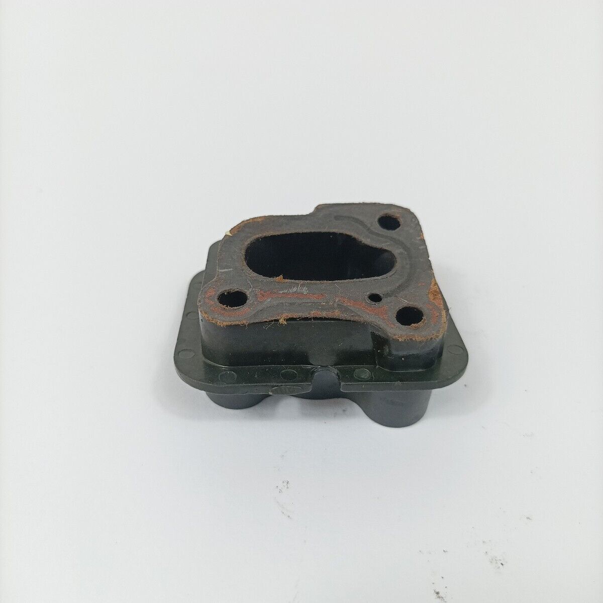 Ricambio usato FLANGIA COLLETTORE CARBURATORE per motosega DOLMAR 116 si