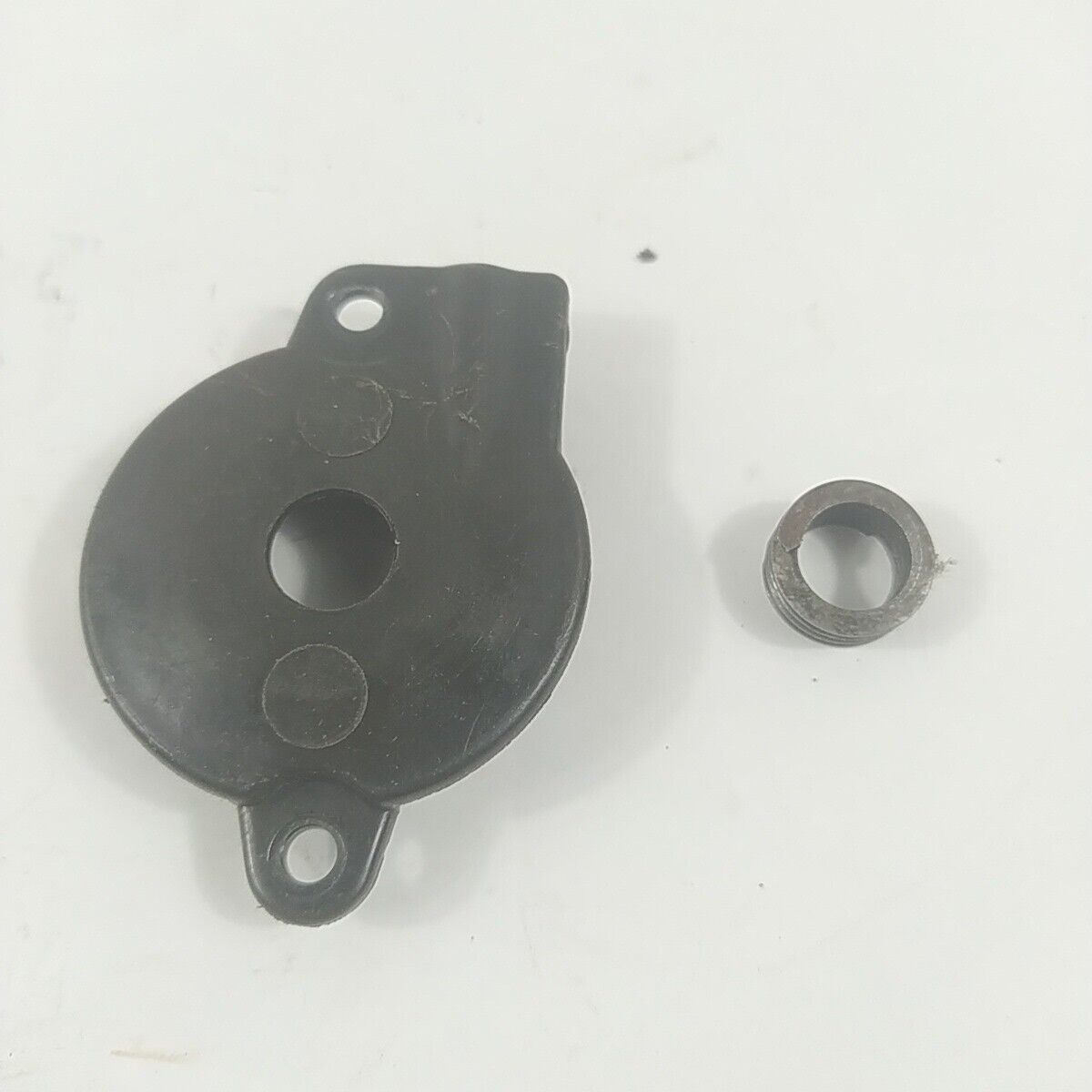 Ricambio COPERCHIO POMPA OLIO CON VITE SENZA FINE PER MOTOSEGA POULAN usato